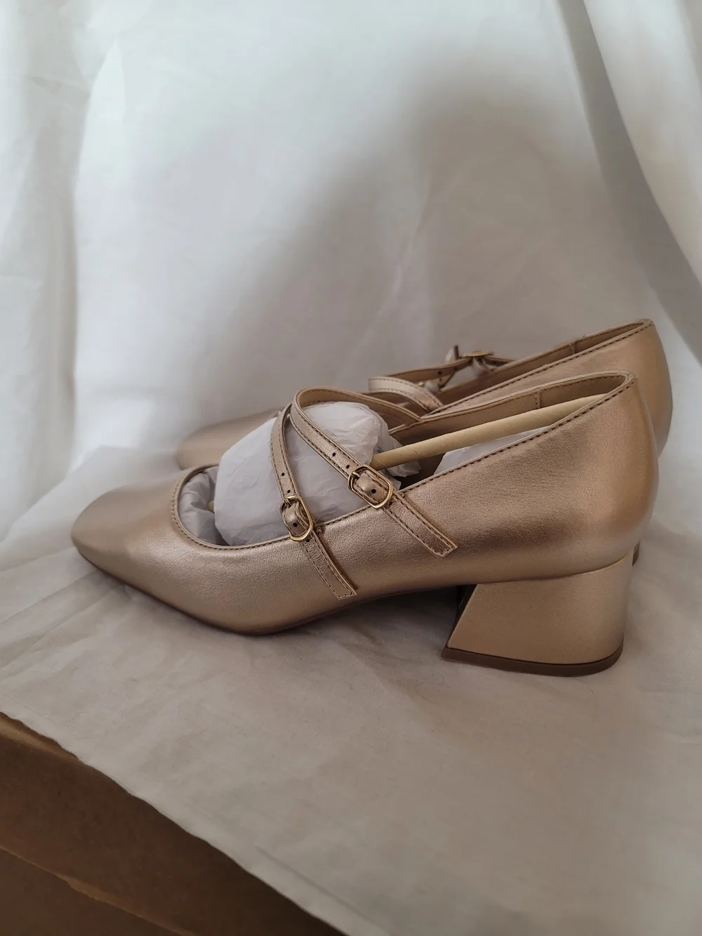 Journee Collection Nally Gold Mary Jane Block Heels Size 8.5M NIB